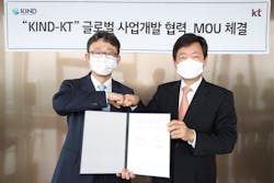 Park Yoon-Young, head of KT’s Enterprise Business Development Unit (left), and Hur Kyong-Goo, CEO of KIND, photographed during the signing ceremony held at KT’s headquarters in downtown Seoul on August 4. Park Yoon-Young, head of KT’s Enterprise Business Development Unit (left), and Hur Kyong-Goo, CEO of KIND, photographed during the signing ceremony held at KT’s headquarters in downtown Seoul on August 4.