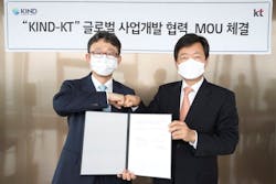 Park Yoon-Young, head of KT&rsquo;s Enterprise Business Development Unit (left), and Hur Kyong-Goo, CEO of KIND, photographed during the signing ceremony held at KT&rsquo;s headquarters in downtown Seoul on August 4.
