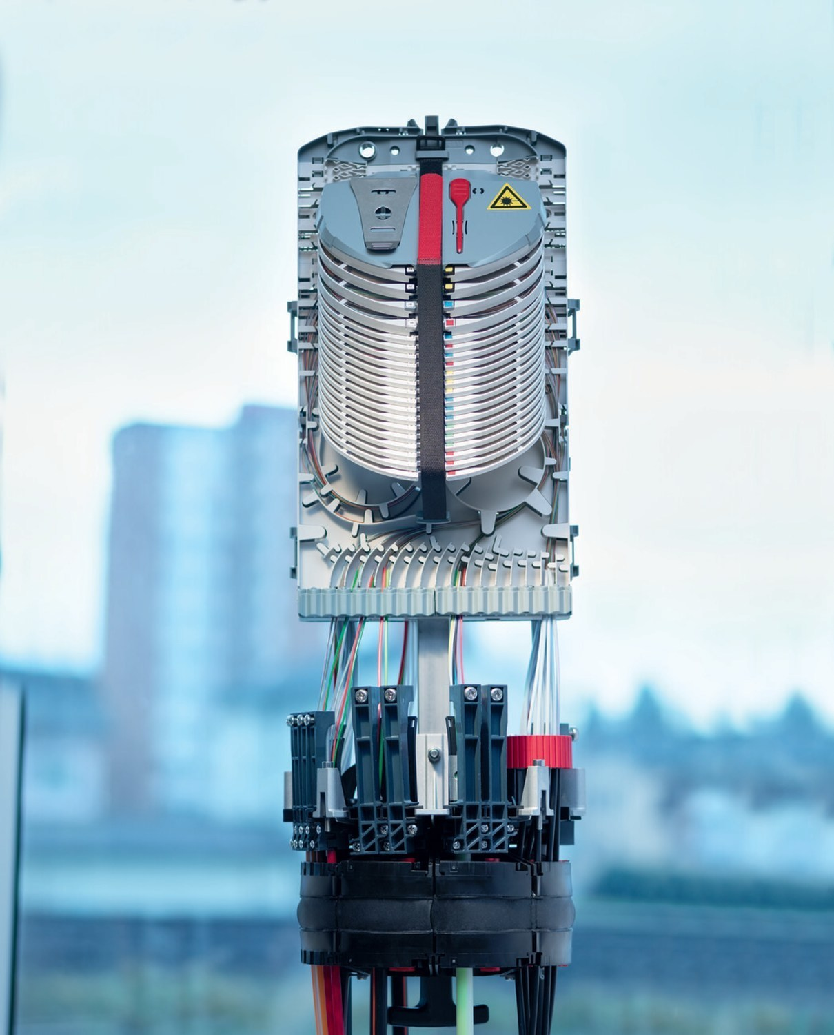 The R&M SYNO dome closure features a modular system for cable entries that eliminates the need to thread fiber-optic cables through the closure base as well as to seal using shrink tubes.