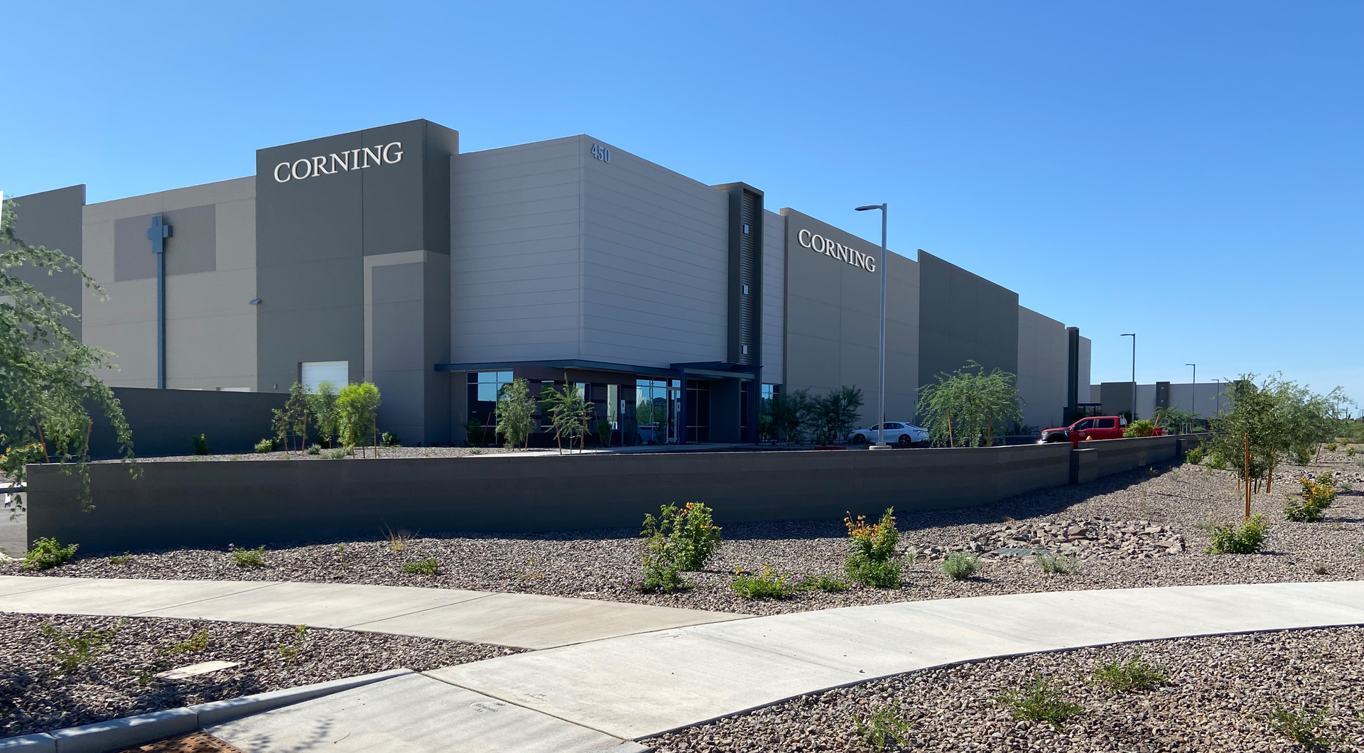 Corning plans to build a new optical cable manufacturing facility in the Phoenix area.