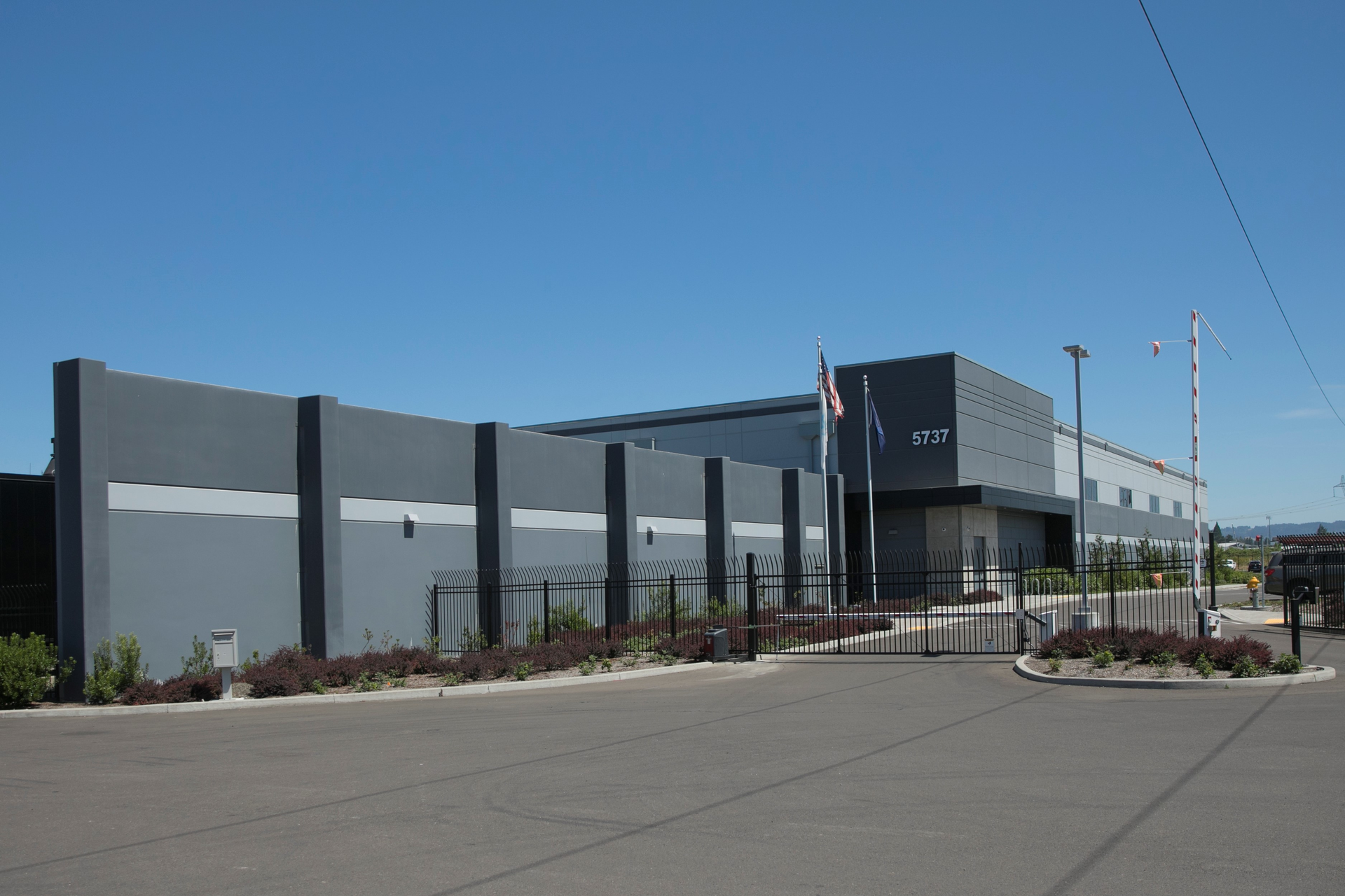 Flexential's Portland - Hillsboro 2 data center in Oregon will soon benefit from additional access to dark fiber from Bandwidth IG.