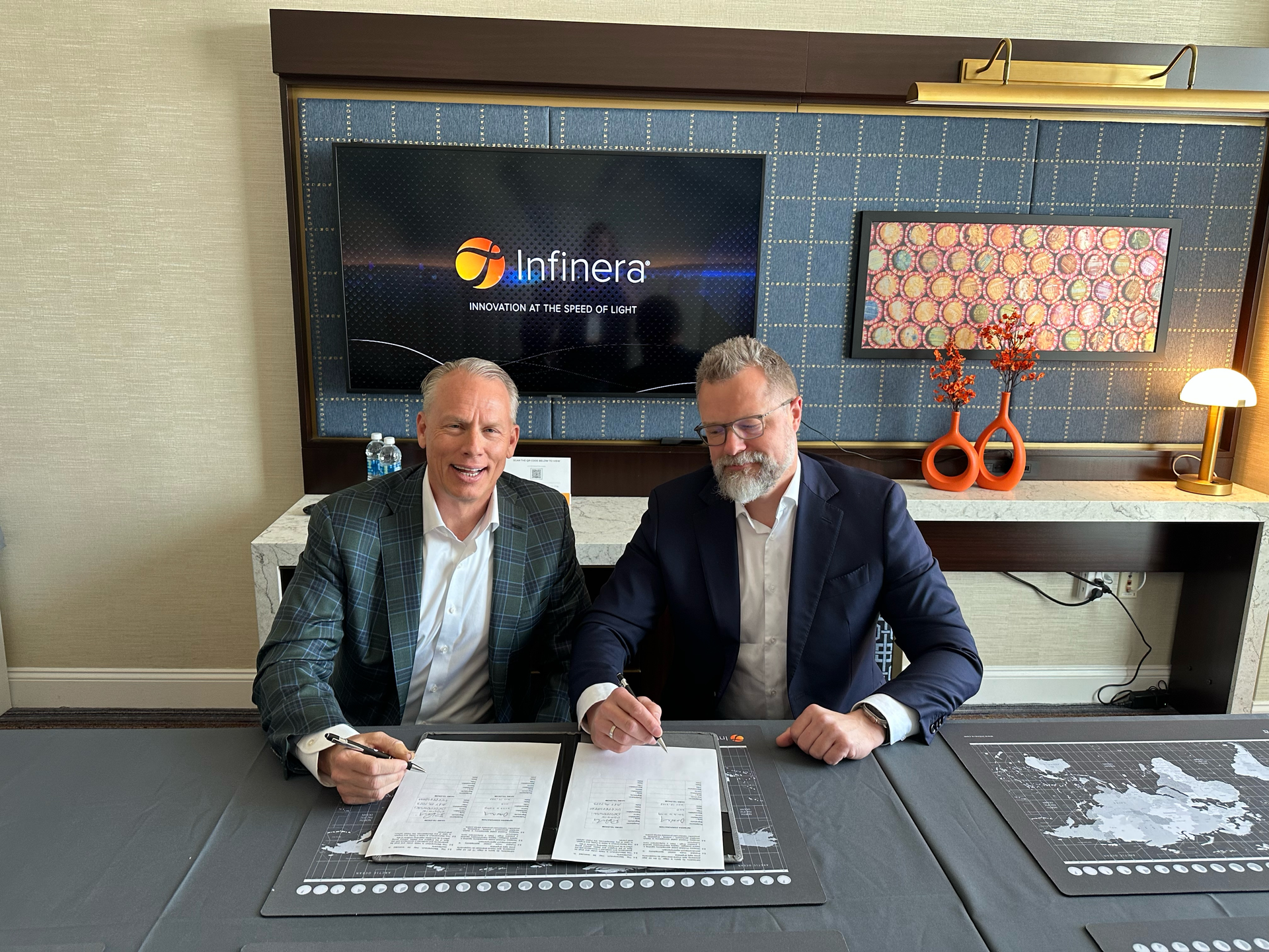 Infinera CEO and Board Member David Heard (left) and Hawe Telekom Vice President of the Management Board Dominik Drozdowski recently signed a technology supply MoU.