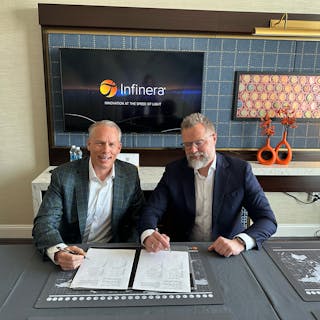 Infinera CEO and Board Member David Heard (left) and Hawe Telekom Vice President of the Management Board Dominik Drozdowski recently signed a technology supply MoU.